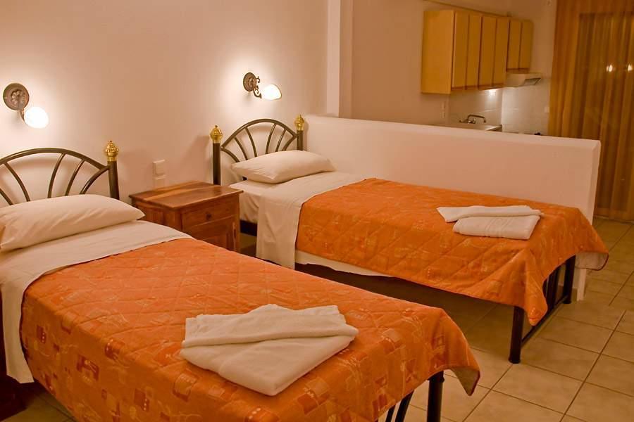 Hermes Hotel Vromolimnos エクステリア 写真